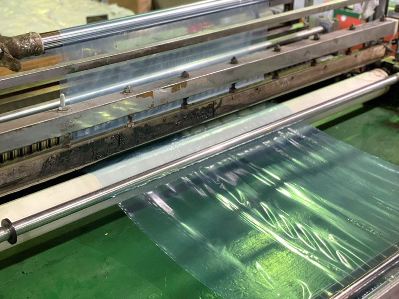 裁切袋子、封口 - 温晟塑胶袋制程 1